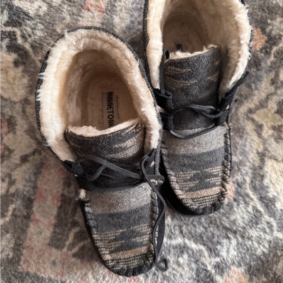 Minnetonka Gray and Black Wool-Lined Boots - Picture 2 of 4